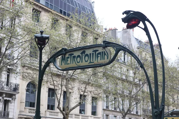 Een ingang van de metro transport in Parijs — Stockfoto