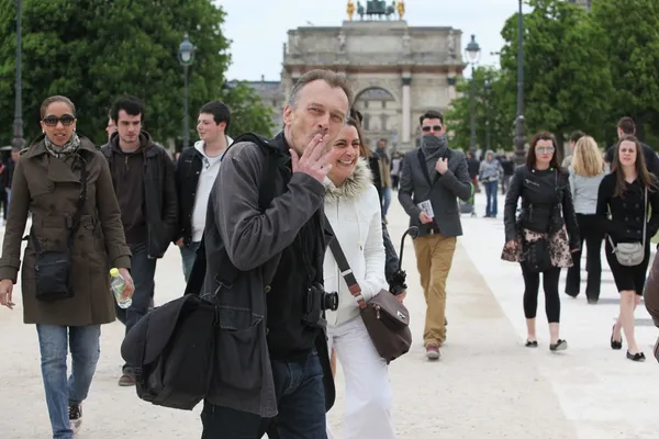 Tourists near triumphal arch from Tuileries Garden — Stock Photo, Image