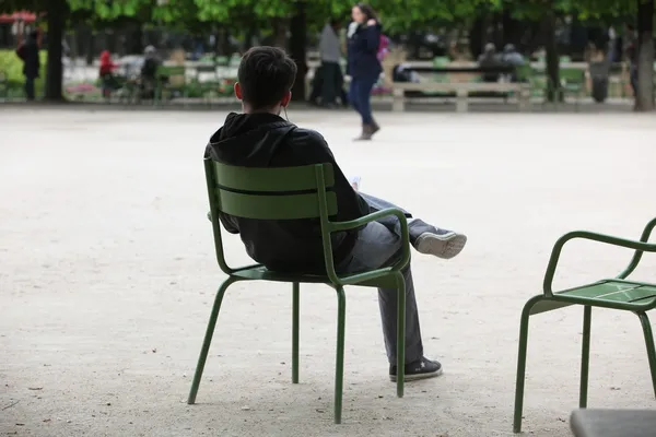 Touristes près de l'arche de triomphe du jardin des Tuileries — Photo