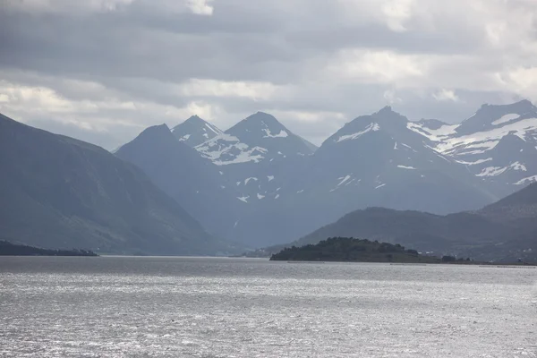 Vista do rio e montanhas, Noruega — Fotografia de Stock