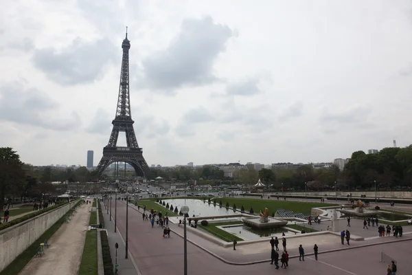 Пейзаж Эйфелевой башни из сада в Париже Франция — стоковое фото
