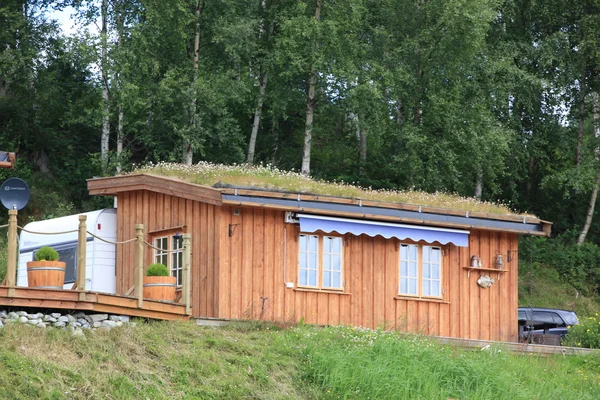 Maison avec un toit turbo parfait pendant l'heure d'été dans les montagnes nordiques — Photo