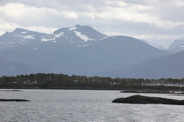 Vista do rio e montanhas, Noruega — Fotografia de Stock