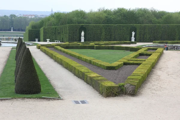 Vacker trädgård i ett palats i berömda versailles. — Stockfoto