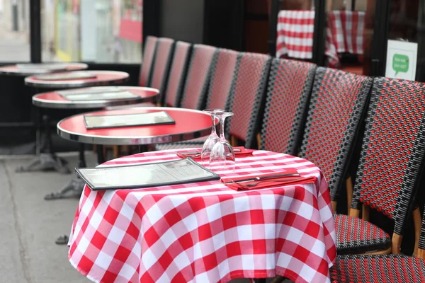 Θέα στο δρόμο του καφέ βεράντα με τραπέζια και καρέκλες, Παρίσι — Φωτογραφία Αρχείου