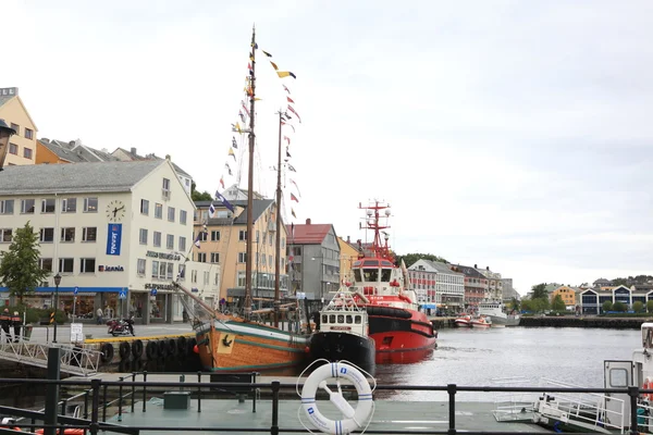 Bateau de pêche à quai dans le port — Photo