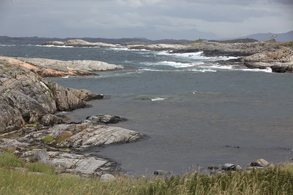 Norska kusten med stenar och klippor — Stockfoto