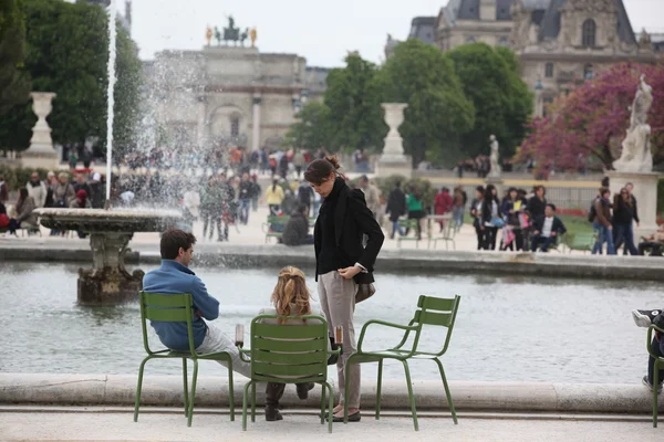 Turisté poblíž vítězný oblouk od zahrady tuileries — Stock fotografie