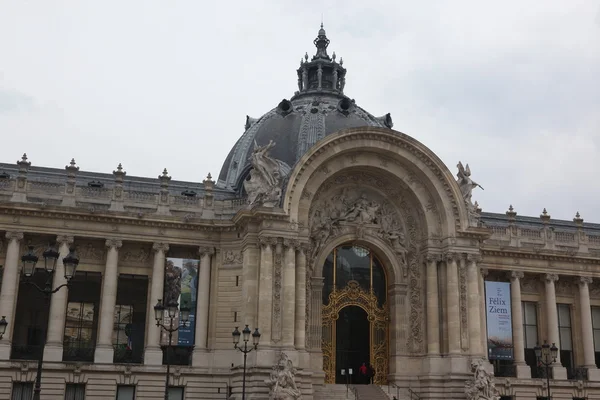 Paris building — Stock Photo, Image