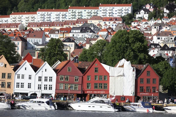 BERGEN, NORWAY - CIRCA JULY 2012: Tourists and locals stroll along the UNESCO World Heritage Site — Stock Photo, Image