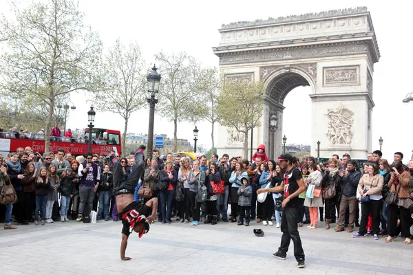 Paris - 27 April:: B-boy gör några breakdance flyttar fram en gatan skara — Stockfoto