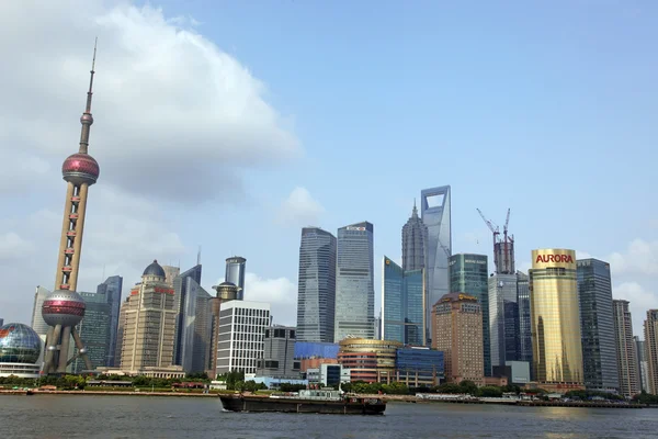 SHANGHAI - 15 DE JUNIO: Shanghai Pudong skyline view from the Bund - que es una de las diez atracciones principales de Shanghai en Shanghai — Foto de Stock