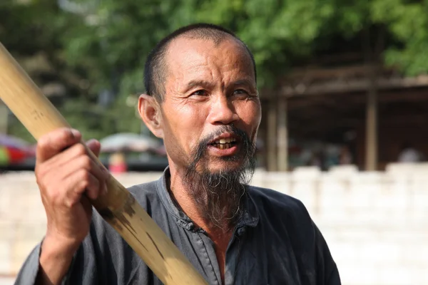 Guangxi - 18. Juni: chinesischer mann in guangxi region, traditionelle art von porzellan — Stockfoto