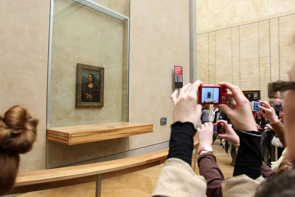 Paris - 3 Mayıs: ziyaretçiler panjur müzede leonardo davinci en "Mona Lisa" fotoğrafını çekmek — Stok fotoğraf