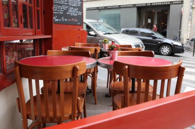 sokak görünümü Cafe teras ile boş masa ve sandalyeler, paris, Fransa