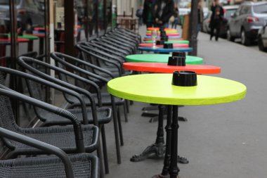 sokak görünümü Cafe teras ile boş masa ve sandalyeler, paris, Fransa