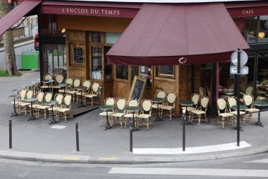 sokak görünümü Cafe teras ile boş masa ve sandalyeler, paris, Fransa