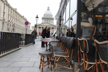 sokak görünümü Cafe teras ile boş masa ve sandalyeler, paris, Fransa