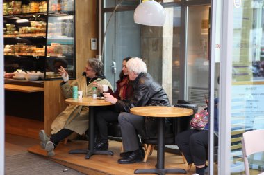 sokak görünümü kahve teras ile masa ve sandalyeler, paris, Fransa