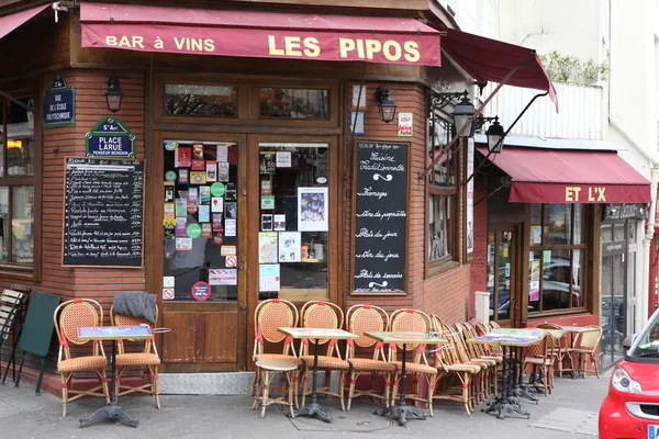 Ulice pohled terasa café s prázdné stoly a židle, Paříž Francie — Stock fotografie