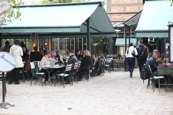 Straatmening van een koffie terras met tafels en stoelen, Parijs Frankrijk — Stockfoto