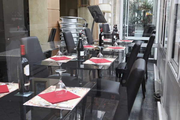 रिक्त टेबल और कुर्सियों के साथ एक कैफे टेरेस का सड़क दृश्य, पेरिस फ्रांस — स्टॉक फ़ोटो, इमेज