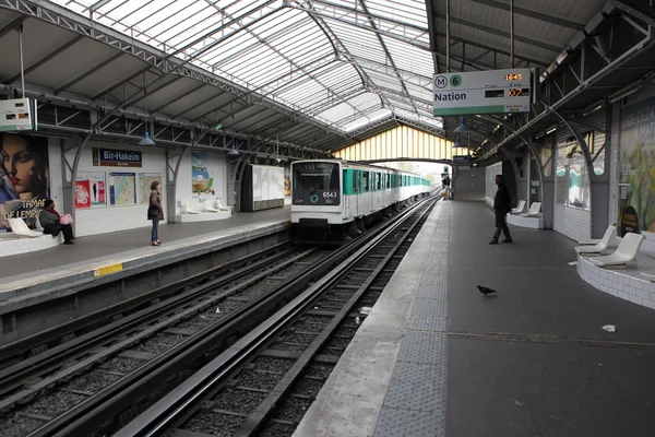 Hochgeschwindigkeits-U-Bahn in Paris - Pariser U-Bahn — Stockfoto