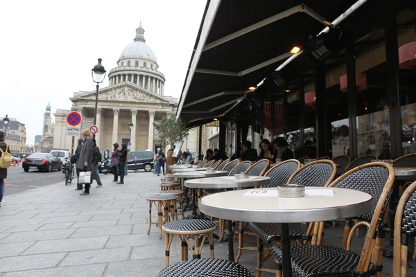 Street view of a Café terrace with empty tables and chairs, paris Francia — Foto de Stock