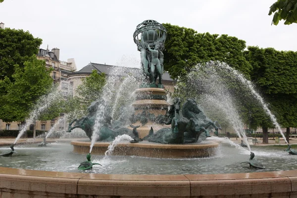 Музей Лувра и лабиринт в Париже . — стоковое фото