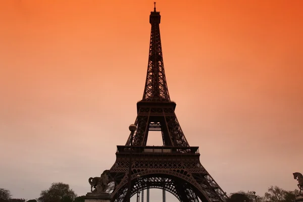 The Eiffel Tower in Paris at Dawn — Stock Photo, Image