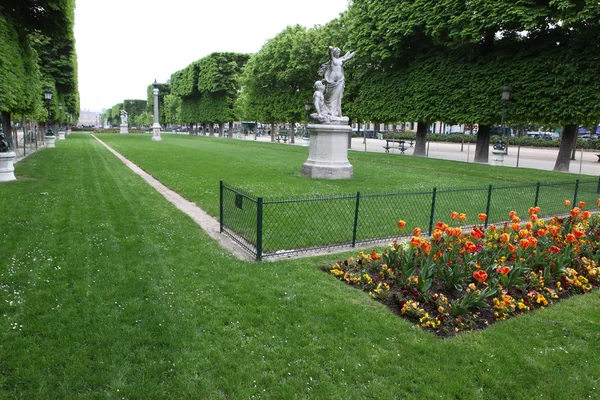 Das Louvre-Museum und das Labyrinth in Paris. — Stockfoto