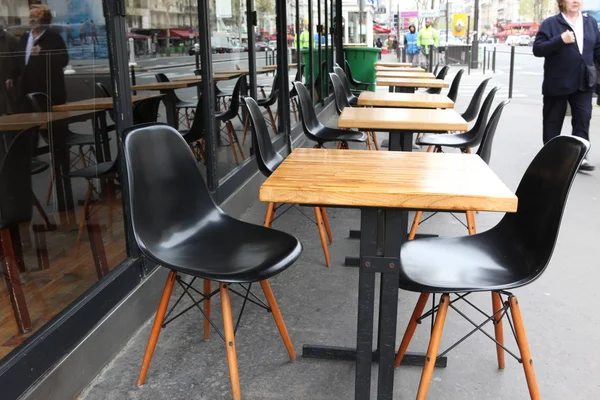 Utcára néző, egy kávézó terasz üres asztalok és székek, Párizs Franciaország — Stock Fotó