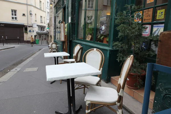 Straatmening van het terras van een café met lege tafels en stoelen, Parijs Frankrijk — Stockfoto