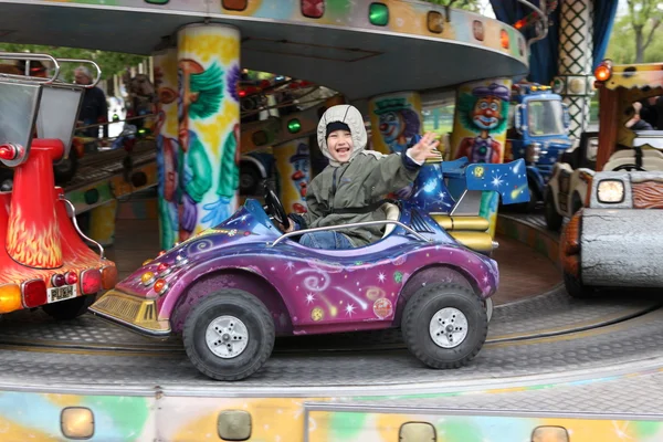Criança se divertindo no Merry-Go-Round — Fotografia de Stock
