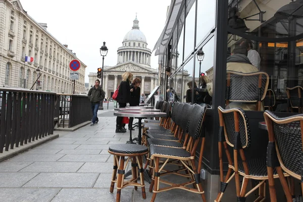 Street view of a Café terrace with empty tables and chairs, paris Francia —  Fotos de Stock