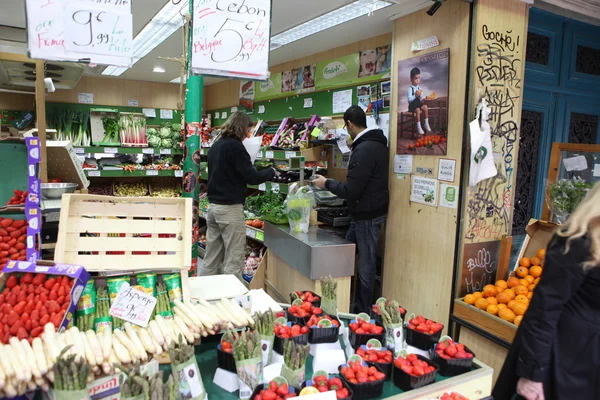 果物や野菜の市場で — ストック写真