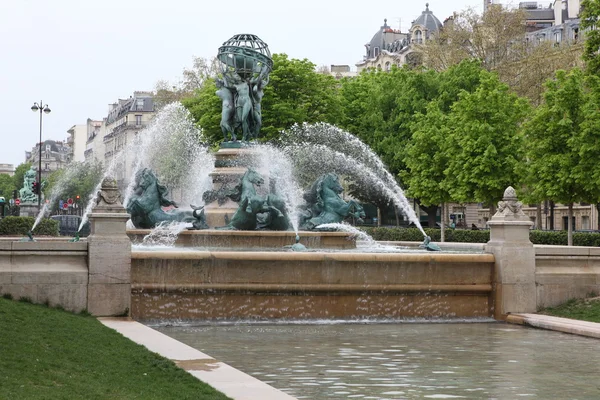 Muzeum louvre a labyrint v městě Paříži. — Stock fotografie