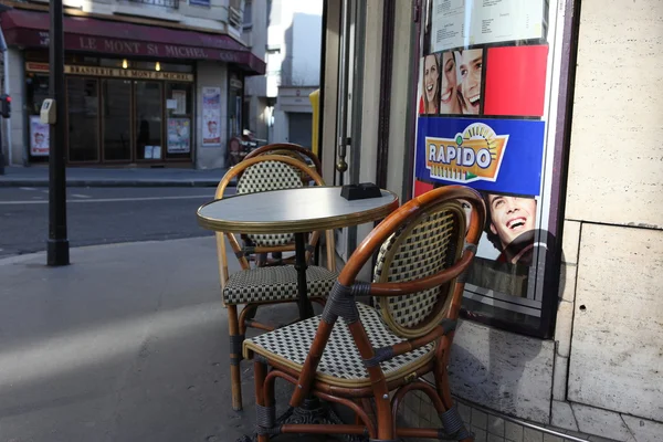 Straatmening van een koffie terras met tafels en stoelen, Parijs Frankrijk — Stockfoto