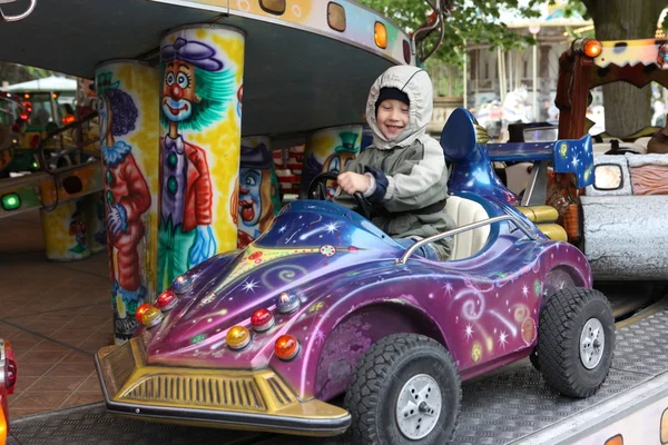 Criança se divertindo no Merry-Go-Round — Fotografia de Stock