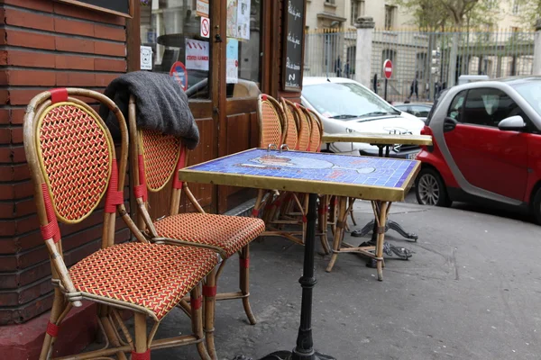 Straatmening van het terras van een café met lege tafels en stoelen, Parijs Frankrijk — Stockfoto