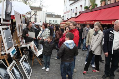turistler, montmartre güzel sokaklarında