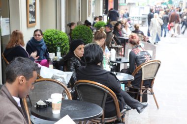 Paris - 27 Nisan: Parisians ve zevk turist yiyecek ve içecekler