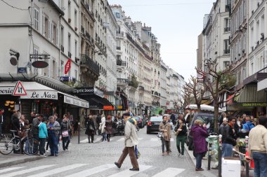 paris sokaklarında