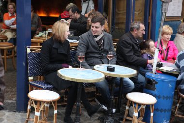 Paris - 27 Nisan: Parisians ve zevk turist yiyecek ve içecekler