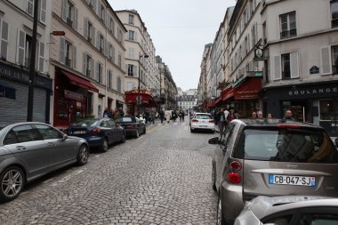 paris sokaklarında