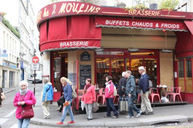 paris sokaklarında