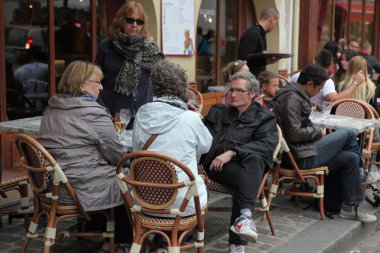 Paris - 27 Nisan: Parisians ve zevk turist yiyecek ve içecekler