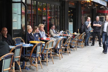 Paris - 27 Nisan: Parisians ve zevk turist yiyecek ve içecekler