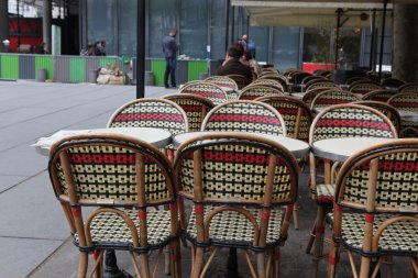 Parisians ve Paris'teki café kaldırım turist