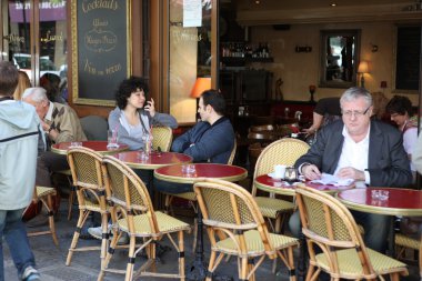 Paris - 27 Nisan: parisians ve turistik zevk yemek ve içecekler, paris, Fransa-27 Nisan 2013 tarihinde kaldırım kafe içinde. Paris, Avrupa'nın en kalabalık metropol alanlarda biridir.